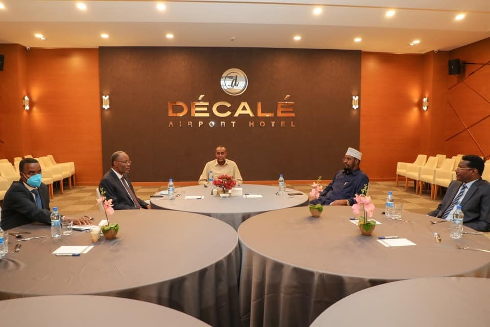 Ra'iisul wasaare Rooble iyo qaar ka mid ah Madaxda Dowlad goboleedyada iyo Guddoomiyaha Gobolka Banaadir.