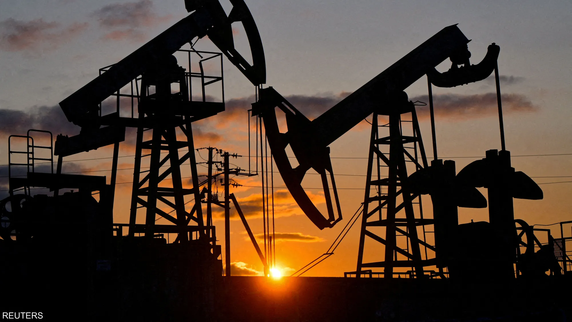 Crude oil storage tanks as prices rise amid supply concerns and stalled diplomatic negotiations affecting global energy markets.